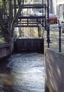 851669 Gezicht op het sluisje in de Oosterstroom bij het Zwarte Water te Utrecht, met rechts de Gruttersdijk.